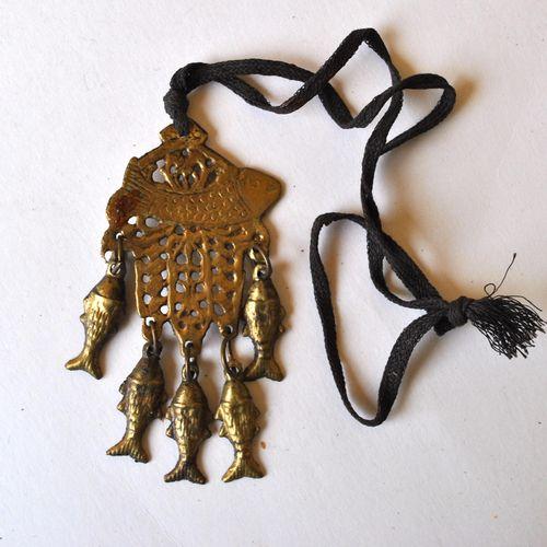 Bja 021 collier parure africaine ethnique pendant bronze poissons 54grl 3 