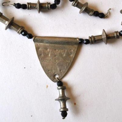 Bjb 028 collier berbere touareg 140gr 45x45mm onyx noir perles tubes argent 2 