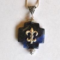 Bma 003 pendentif chaine croix lapis lazuli 25x25mm 25gr fleur lys 1 