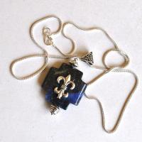 Bma 003 pendentif chaine croix lapis lazuli 25x25mm 25gr fleur lys 3 