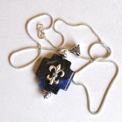 Bma 003 pendentif chaine croix lapis lazuli 25x25mm 25gr fleur lys 1 