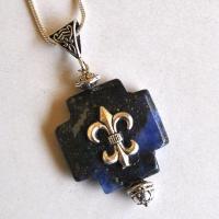 Bma 003 pendentif chaine croix lapis lazuli 25x25mm 25gr fleur lys 4 