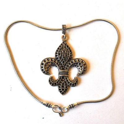 Bma 006 pendentif pendant chaine 48cm fleur de lys 65x80mm 2 