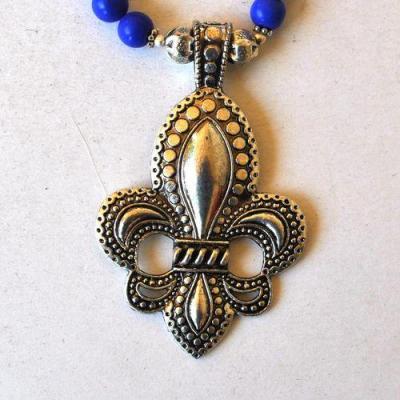 Bma 007 collier lapislazuli pendentif fleur de lys45x70mm 1 