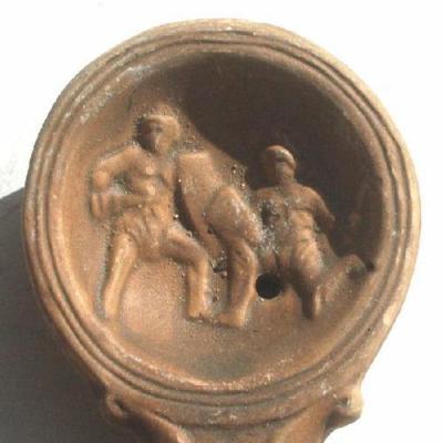 Lph 013 lampe huile romaine sigillee 2gladiateurs100x70x30 75gr terre cuite 11