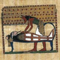 Papy 005a anubis dieix chacal se penche sur la momie peinture sur papyrus
