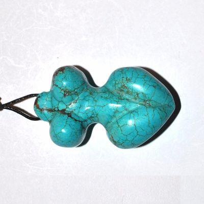 Scu 024b pendentif venus turquoise 36gr 50x25x20 prehistorique neolithique paleolithique