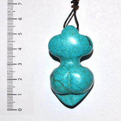 Scu 024c pendentif venus turquoise 36gr 50x25x20 prehistorique neolithique paleolithique 